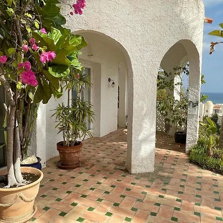 In Mit Garten, Grill Und Terrasse Und Meerblick Und Neben Dem *